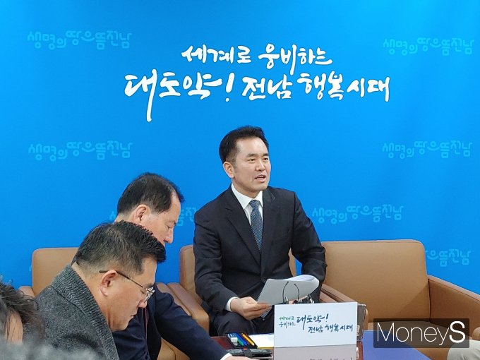 30일 전남도청 기자실에서 김세국 도 감사관이 '공유재산 관리 및 활용실태' 특정감사 결과를 브리핑하고 있다./홍기철기자