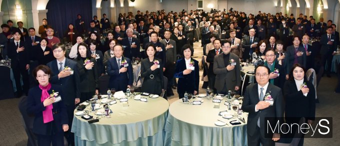 ▲ 국민의례갖는 내외빈