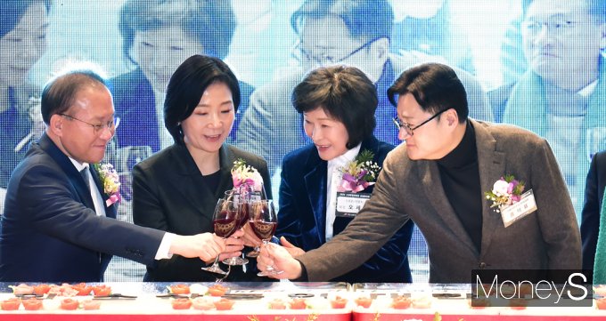 ▲ 2024 소상공인연합회 신년회, 윤재옥 국민의힘 원내대표, 오영주 중기 장관, 오세희 소공연 회장, 홍익표 더불어민주당 원내대표 축배