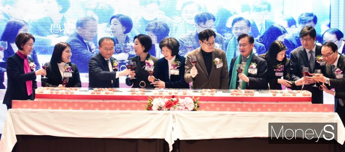 ▲ 2024 소상공인연합회 신년인사회, 축배제의 후 덕담 나누는 내외빈
