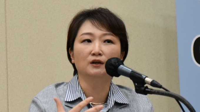 더불어민주당 내에서 이언주 전 의원의 복당 여부에 대해 과거 '친문 저격수'로 불렸던 만큼 명분과 실리가 없다며 부정적인 시선이 나오고 있다. 사진은 지난해 11월 이 전 의원이 광주 서구 김대중컨벤션센터에서 열린 토크콘서트에서 발언하는 모습. /사진=뉴스1