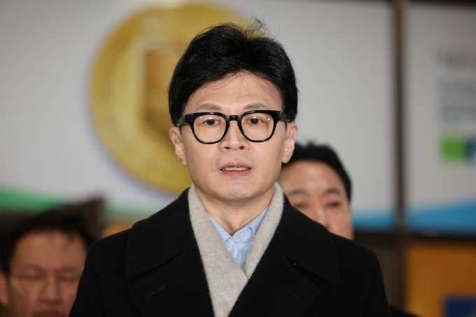 30일 한동훈 국민의힘 비상대책위원장이 '김건희 리스크'에 대해 "대통령과 제가 힘을 합쳐서 국민과 이 나라를 위해 뭘 할지가 중요하다고 생각한다"고 밝혔다. 사진은 한 위원장이 지난 25일 서울 용산구 순천향대학병원에서 치료중인 배현진 국민의힘 의원(서울 송파구을) 병문안을 마친 뒤 취재진의 질문에 답변하는 모습. /사진=뉴스1