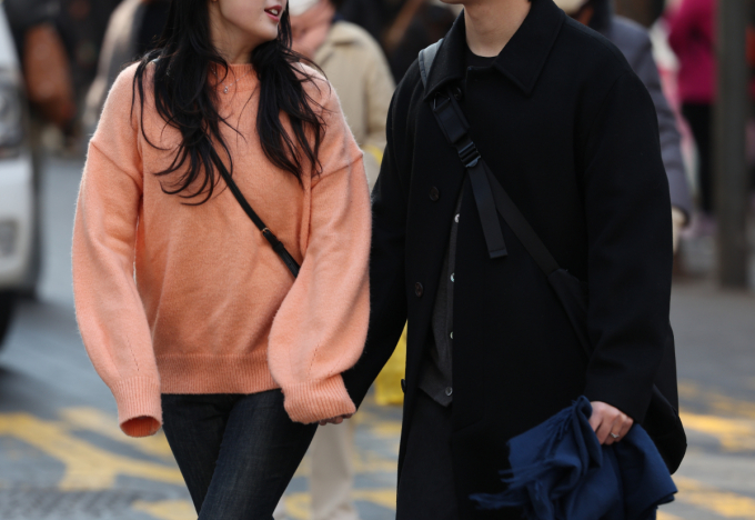 오는 31일에는 낮 최고 13도까지 올라가며 포근한 날씨를 보이겠다. 사진은 지난 26일 오후 서울 시내 거리에서 시민이 걸어가고 있는 모습. /사진=뉴스1