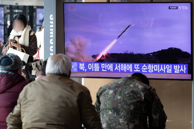 30일 오전 북한이 서해상으로 순항미사일을 수 발 발사한 것이 포착됐다. 사진은 30일 서울역에서 시민들이 북한의 순항미사일 발사 도발 관련 뉴스를 지켜보는 모습. /사진=뉴스1