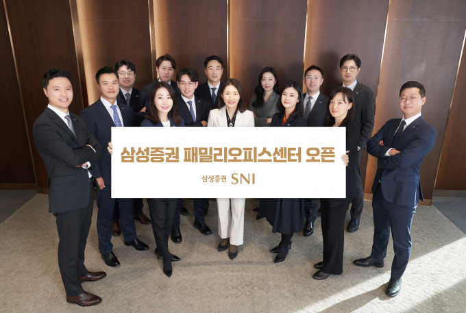 삼성증권이 강남구 테헤란로 강남파이낸스센터에 업계최초로 오픈한 '패밀리오피스센터'의 전경 및 직원들. 왼쪽에서 두번째 이성주 SNI 패밀리오피스센터 1지점장, 7번째 박용재 SNI 패밀리오피스센터 2지점장./사진=삼성증권