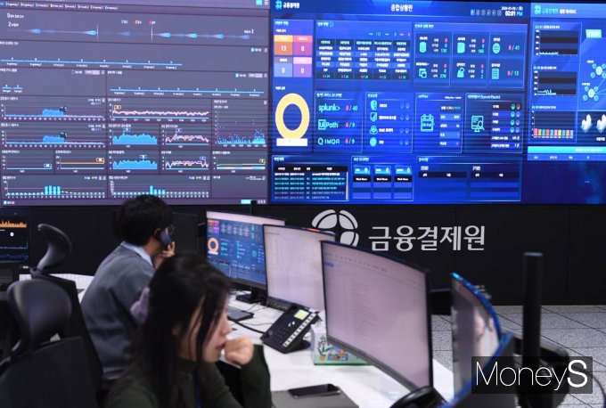 주택담보대출 갈아타기 서비스 시행을 하루 앞둔 8일 오후 경기 성남시 분당구 금융결제원 분당센터 통합관제실에서 관계자들이 업무를 보고 있다. /사진=머니S 장동규 기자