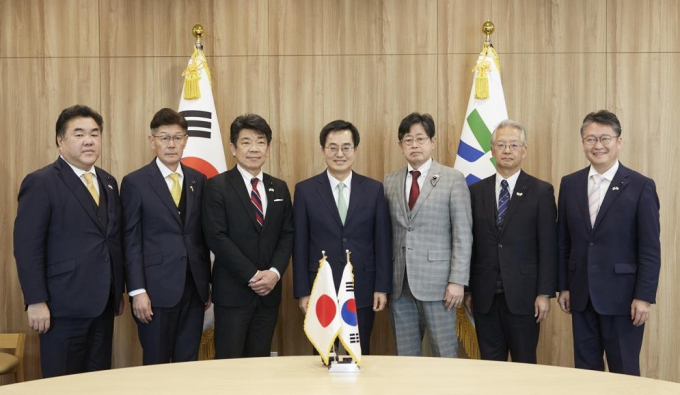 김동연 경기도지사는 30일 경기도청에서 일본 아이치현의회 의원단을 만나 경기도와 아이치현 간 제조업 분야 협력과 청년교류 등 우호협력 활성화 방안을 모색했다. / 사진제공=경기도