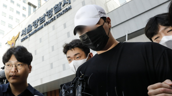 마약에 취해 롤스로이스를 몰다 행인을 치고 달아난 20대 남성 신모씨(29)가 징역 20년형을 받은 것에 대해 피해자 유족 측이 입장문을 내고 검찰에 항소를 요청할 만한 필요성이 적다고 밝혔다. 사진은 지난해 8월 검찰로 송치되기 위해 서울 강남구 강남경찰서에서 호송차로 향하는 신씨(오른쪽에서 2번째). /사진=뉴스1 