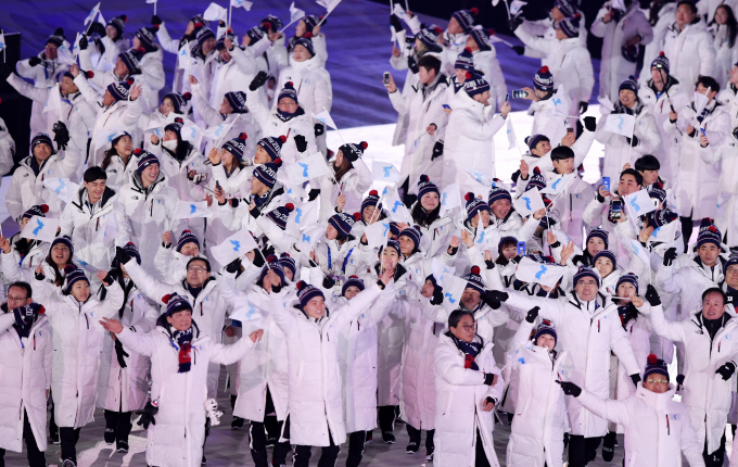  평창동계올림픽은 특히 북한의 참가로 남북한 공동입장 등이 이뤄져 평화와 화합의 올림픽 정신을 잘 보여준 대회로 기록됐다. 사진은 지난 2018 2월9일 강원도 평창 올림픽스타디움에서 열린 개회식에서 한반도기를 들고 동시 입장한 평창동계올림픽에 참가한 남북선수들. /사진=머니투데이  