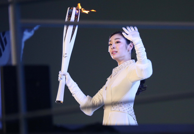  '피겨 여왕' 김연아가 순백의 드레스에 피겨화를 신고 성화 점화자로 깜짝 등장해 성화대 앞에 마련된 미니 아이스링크에서 아름답고 우아한 연기를 펼쳐 보인 뒤 달항아리 모양의 성화대에 점화하며 평창동계올림픽의 시작을 알렸다. 사진은 지난 2018년 2월9일 강원도 평창 올림픽스타디움에서 열린 2018 평창동계올림픽 개막식에서 마지막 성화주자로 나선 김연아. /사진=머니투데이