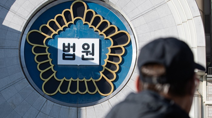 오픈 채팅방에서 만난 10대 여성에게 "마사지를 해주겠다"며 만남을 성사시킨 뒤 성폭행을 한 전직소방관이 법정 구속됐다. 사진은 서울 서초구 서울중앙지방법원 모습. /사진=뉴스1