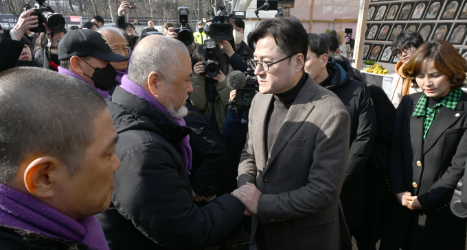 30일 이태원특별법 재의요구안 의결에 대해 더불어민주당이 강하게 반발했다. 사진은 홍익표 더불어민주당 원내대표가 30일 서울 중구 서울광장에 마련된 이태원참사 분향소를 찾아 참사 유가족을 위로하는 모습. /사진=뉴시스(공동취재) 
