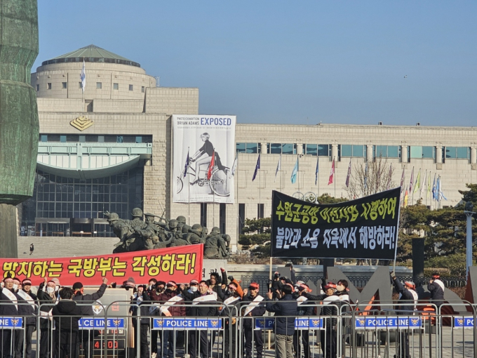 경기국제공항유치시민협의회가 30일 국방부 앞에서 수원 군 공항 이전사업을 촉구하는 집회를 하고 있다. / 사진제공=경기국제공항유치시민협의회