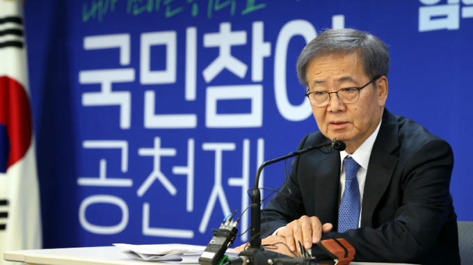 제22대 총선을 71일 앞두고 더불어민주당이 본격적으로 배제(컷오프) 작업에 착수한 가운데 공직선거후보자추천관리위원회가 도덕성 검증 결과 6명에 대한 컷오프 의견을 제시했다. 사진은 지난 21일 서울 여의도 중앙당사에서 열린 기자간담회에서 임혁백 더불어민주당 공직선거후보자추천관리위원장이 발언하는 모습. /사진=뉴시스