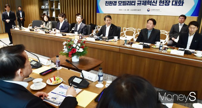 ▲ 안덕근 장관 "친환경 모빌리티 규제혁신방안 신속히 실천, 성장 걸림돌 제거 및 활짝 시장 열리도록 할 것"
