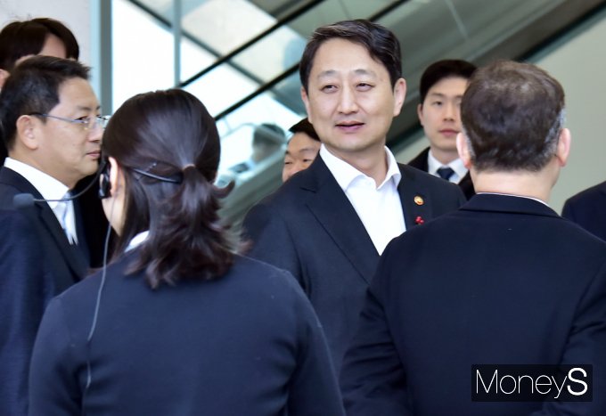 ▲ 친환경 모빌리티 규제 혁신 현장 대화 참석한 안덕근 산업통상자원부 장관
