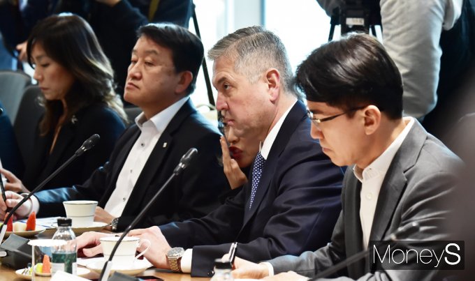 [머니S포토] 모빌리티 규제 혁신 현장 대화, 경청하는 한국지엠 사장