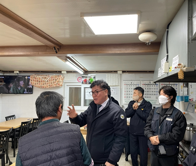 군위군이 최근 잇단 전통시장 대형화재로 인해 설 명절을 앞두고, 화재와 시설물 안전사고 예방을 위한 안전점검을 하고 있다./사진제공=대구 군위군