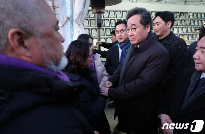[사진] 이태원 참사 유가족 위로하는 이낙연