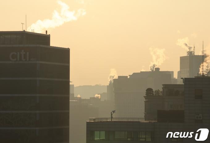 서울 중구 일대 도심이 미세먼지로 인해 뿌옇게 보이고 있다.2024.1.29/뉴스1 ⓒ News1 장수영 기자