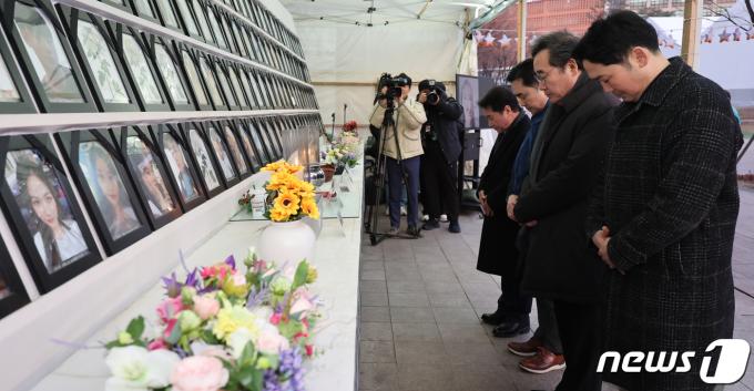 [사진] 이낙연 위원장, 이태원 참사 분향소 방문