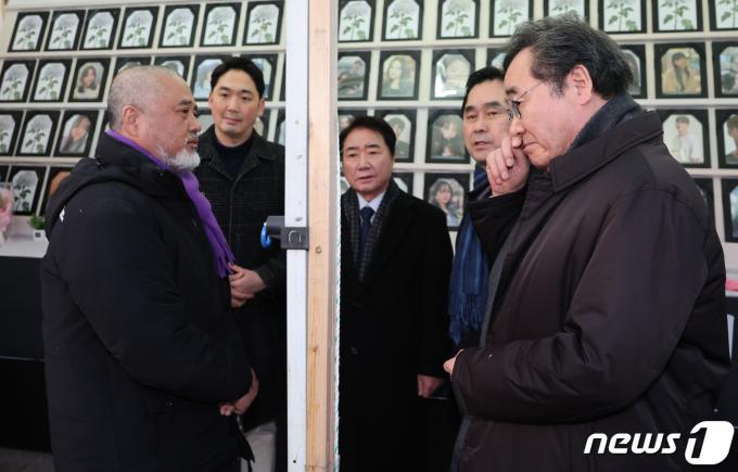 [사진] 유가족 위로하는 이낙연 위원장