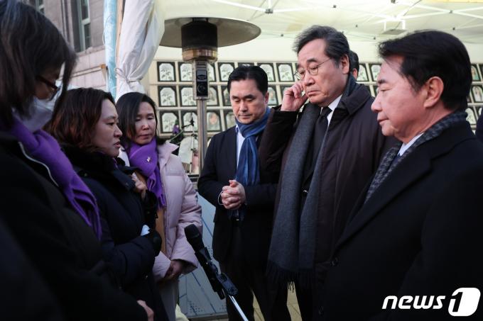 [사진] 이낙연 위원장, 이태원 참사 유가족 위로