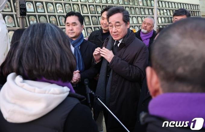 [사진] 유가족 위로하는 이낙연 위원장