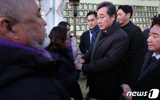 [사진] 이낙연 위원장, 이태원 참사 유가족 위로