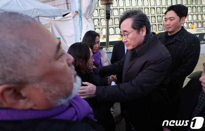 [사진] 이태원 참사 합동분향소 찾은 이낙연