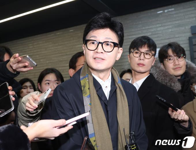 한동훈 국민의힘 비상대책위원장이 29일 서울 여의도 국민의힘 당사에 들어서며 취재진의 질문을 받고 있다. 2024.1.29/뉴스1 ⓒ News1 송원영 기자