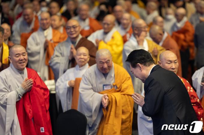 [사진] 합장 인사하는 윤 대통령