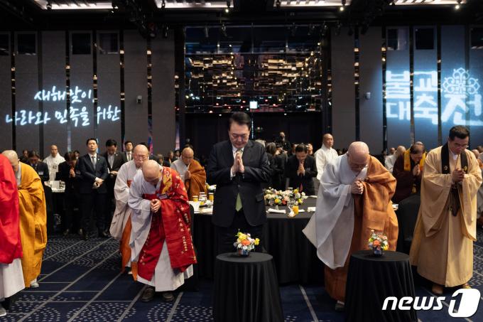 [사진] 신년 축원하는 윤 대통령