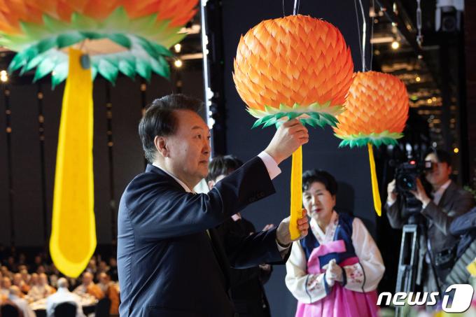 [사진] 신년발원문 매다는 윤 대통령