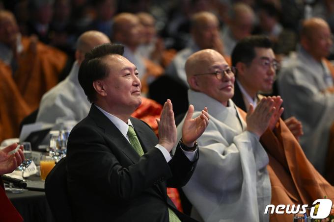 [사진] 화청 들으며 박수치는 윤 대통령