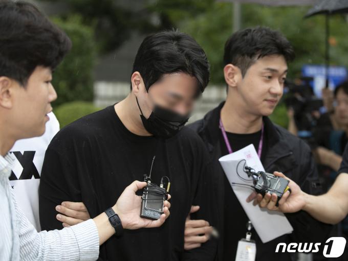향정신성의약품을 투약한 채 롤스로이스 차량을 몰다 행인을 치어 중상을 입힌 신모씨(29) 지난해 9월 서울 서초구 서울중앙지방법원에서 열린 구속 전 피의자심문(영장실질심사)를 받고 법정을 나서고 있다. 2023.8.11/뉴스1 ⓒ News1 신웅수 기자