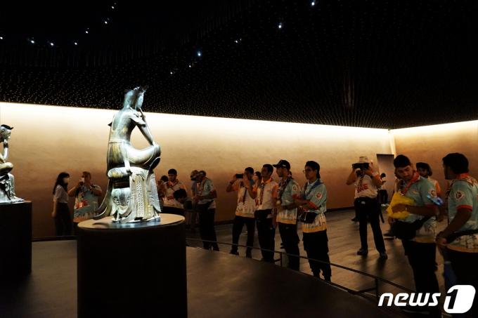 2023 새만금 제25회 세계스카우트잼버리에 참가한 UAE 대원들이 10일 서울 용산구 국립중앙박물관을 찾아 사유의 방을 관람하고 있다. (문화체육관광부 제공) 2023.8.10/뉴스1