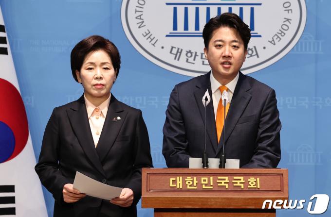이준석 개혁신당 대표와 양향자 한국의희망 대표가 29일 오전 서울 여의도 국회 소통관에서 '여성 신규 공무원 병역 의무화' 등을 포함하는 국방 정책공약을 발표하고 있다. 2024.1.29/뉴스1 ⓒ News1 구윤성 기자