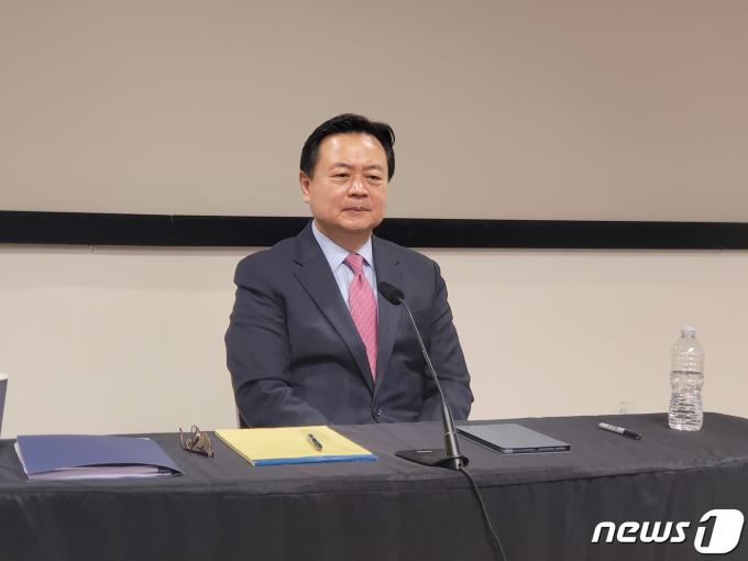 조현동 주미대사가 30일(현지시간) 워싱턴DC 한국문화원에서 특파원간담회를 갖고 있다. 사진은 조 대사가 특파원들의 질문을 진지하게 듣고 있는 모습. 2024.01.30. ⓒ News1 김현 특파원