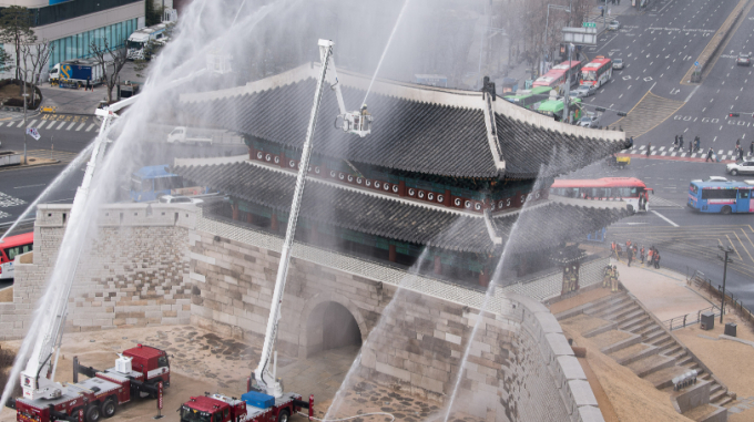 숭례문 화재 사건 이후 문화재청은 문화재 화재를 예방하기 위해 매년 2월10일을 법정기념일인 '문화재 방재의 날'로 지정했다. 사진은 지난 2017년 중부소방서와 숭례문 자위보상대 등 유관기관이 합동 소방 훈련을 진행하는 모습. /사진=뉴스1