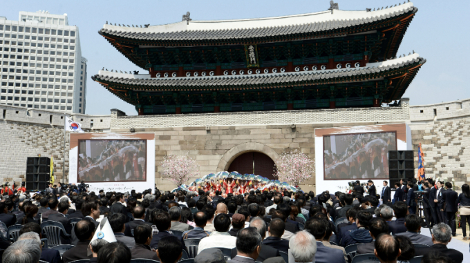 숭례문은 5년3개월 동안 복구작업을 거친 끝에 제 모습을 되찾았다. 사진은 지난 2013년 5월4일 국민의 품으로 돌아온 숭례문에서 복구 기념식이 열린 모습. /사진=뉴스1
