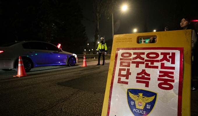 만취 상태로 운전을 한 20대가 신호 대기하던 오토바이를 치고 운전자를 숨지게 해 실형을 선고받았다. 사진은 서울 마포구의 한 도로에서 마포경찰서 교통안전계 경찰들이 음주단속을 하고 있는 모습. /사진=뉴스1