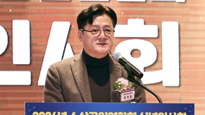 홍익표 더불어민주당 원내대표가 31일 오전  MBC 라디오 '김종배의 시선집중'에 출연해 윤석열 대통령이 재의요구권(거부권)을 행사한 이태원참사특별법 재의결 시점에 대해 오는 2월 국회 내 처리를 고민 중이라고 밝혔다. 사진은 지난 30일 서울 여의도 CCMM빌딩에서 열린 소상공인연합회 신년인사회에서 홍 원내대표가 인사말을 건네는 모습. /사진=뉴스1