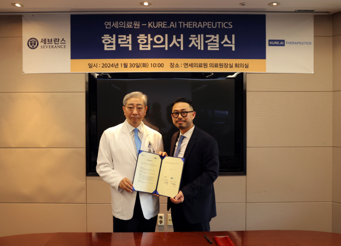 윤동섭 연세으의료원 원장(왼쪽)과 황태현 큐어 에이아이 테라퓨틱스 연구개발 부문 총괄이 세포치료제 개발 협의서를 체결하면서 포즈를 취하고 있다. /사진=연세의료원