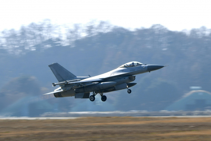 31일 주한 미 공군이 운용하는 F-16 전투기 1대가 전북 군산 직도 인근에서 추락했다. 사진은 지난해 11월22일 F-16 전투기가 훈련 참가를 위해 활주로에서 이륙하는 모습. /사진=뉴시스(공군 제공) 