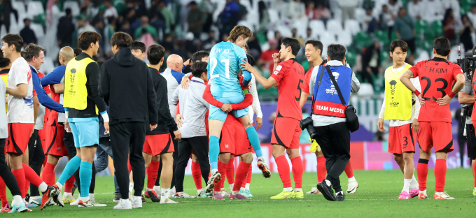 사우디아라비아를 꺾고 아시안컵 8강에 오른 한국 선수들이 기뻐하고 있다. /사진= 뉴스1