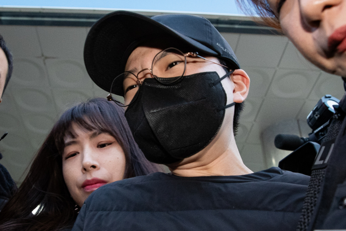 검찰이 재벌 3세 행세를 하며 투자금 등 명목으로 30억원이 넘는 돈을 편취한 혐의로 재판에 넘겨진 전청조씨(27)에게 징역 15년을 구형했다. 사진은 전청조씨(27)가 지난해 11월10일 서울 송파경찰서에서 검찰로 송치되는 모습. /사진=뉴스1