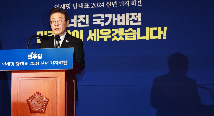 31일 이재명 더불어민주당 대표가 신년 기자회견을 열고 저출생 문제 대안을 발표했다. 사진은 이 대표가 31일 오전 서울 여의도 국회 사랑재에서 2024년 신년 기자회견을 하는 모습. /사진=뉴시스