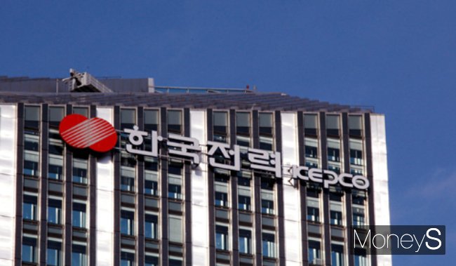  한전은 1MW 이하 신재생에너지 사업에 대한 계통접속 보장제도(이하 소규모 접속보장제도) 개편 내용을 담은 '송배전용 전기설비 이용규정' 개정안을 산업부 인가를 통해 2월 1일부터 시행한다./머니S DB