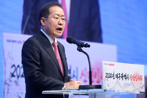 31일 홍준표 대구시장이 자신의 페이스북에 사이비 여론조사 업체들을 비판하는 글을 게재했다. 사진은 지난 2일 오후 대구 북구 엑스포에서 열린 '2024년 대구시 신년인사회'에 참석해 신년사를 하는 홍 시장. /사진=뉴스1